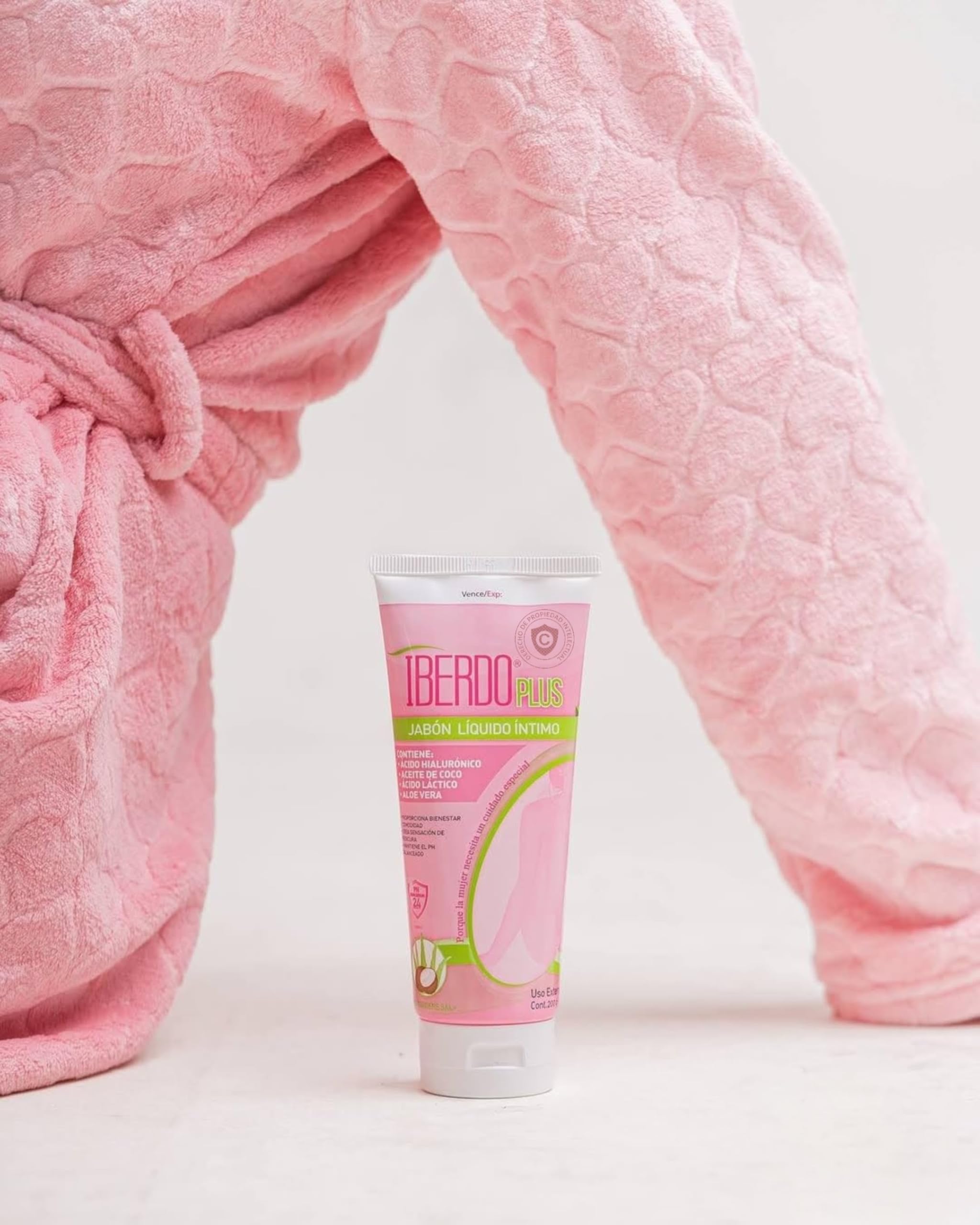 IBERDO PLUS coconut oil closeup emphasizes nourishment.