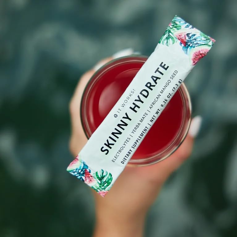 It Works Skinny Hydrate Summer Splash packets in a gym bag for on-the-go hydration