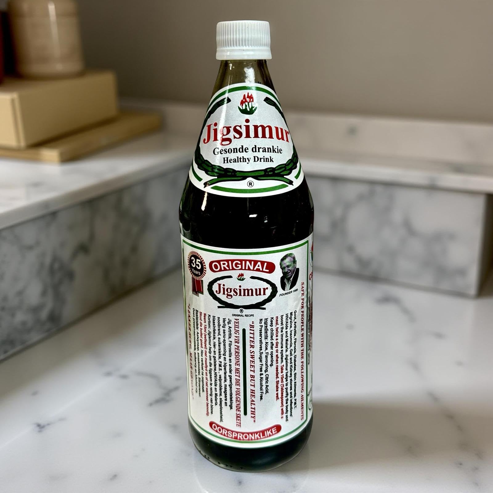 Jigsimur bottle close-up emphasizes bitter flavor and invigorating notes.