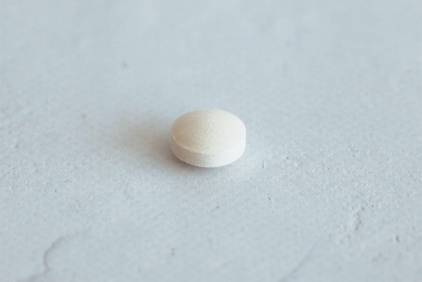 Morning routine scene with KINJIRUSHI Wasabi Sulfinyl for cognitive focus.