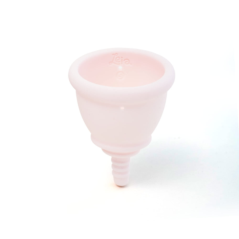 Leia cup with firm rim for secure, leak-resistant protection during movement