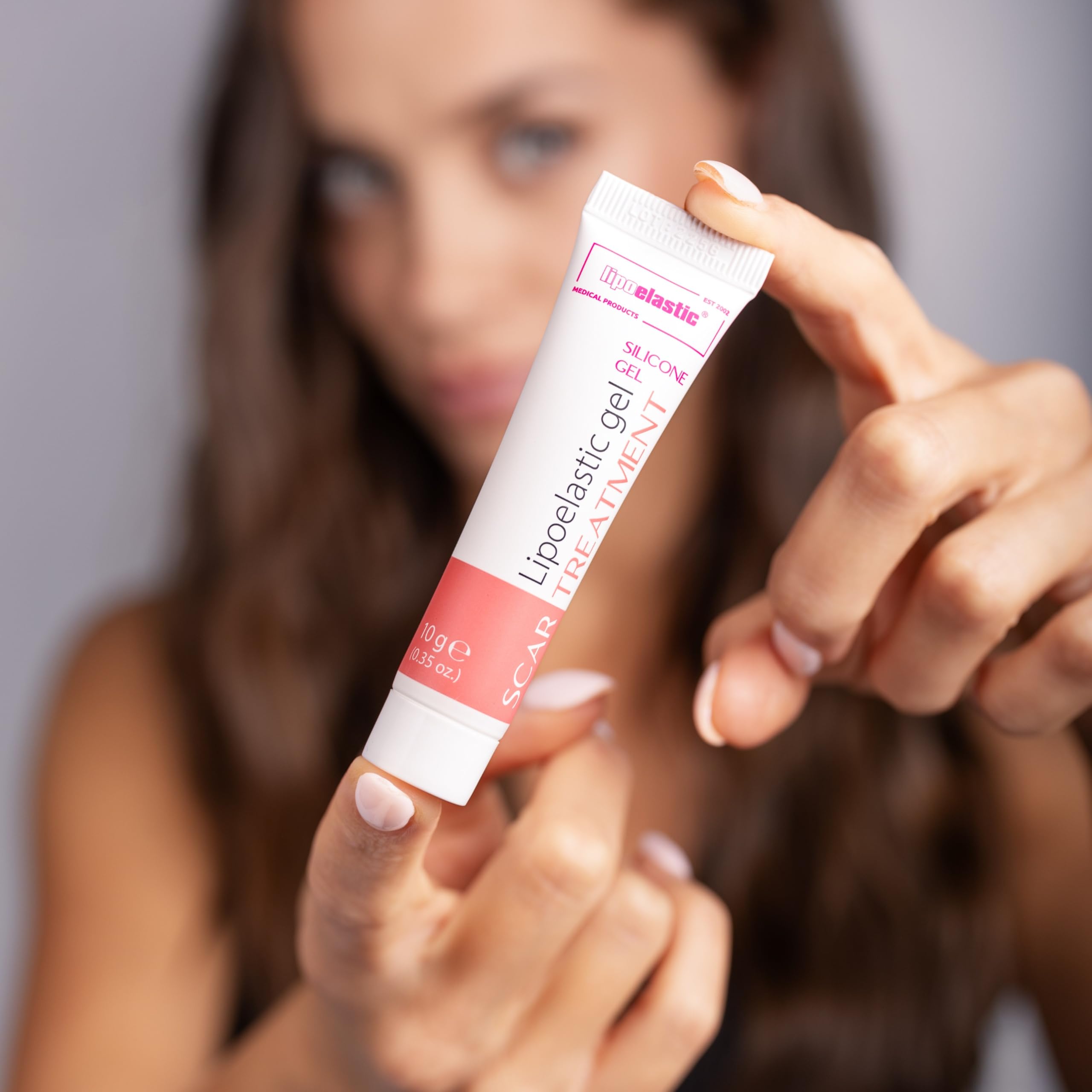 LIPOELASTIC silicone gel improves skin hydration during healing.