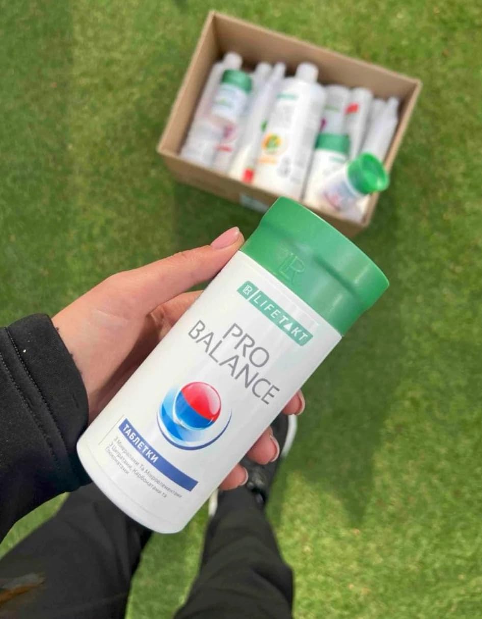 Lifetakt Pro Balance tablets being poured for easy daily intake.