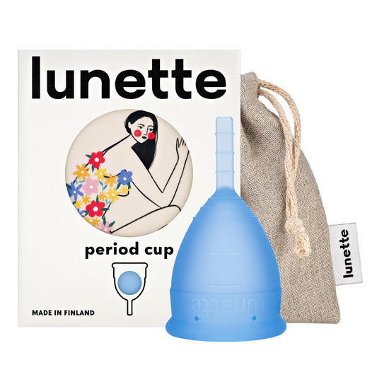 Lunette period cup blue in hand showing discreet leak-free protection