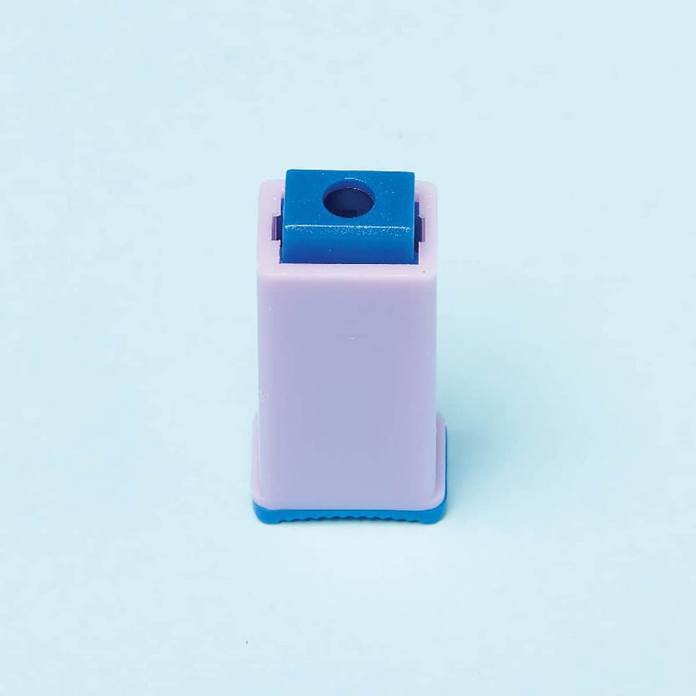 Medline EvenCare lancet single-use design reduces cross-contamination risk.