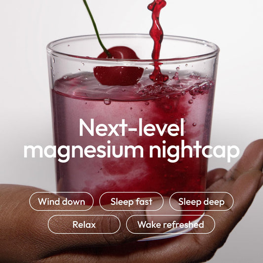 Moon Juice Sleepy Magnesi-Om pour shows quick dissolution in water.