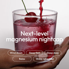 Moon Juice Sleepy Magnesi-Om pour shows quick dissolution in water.