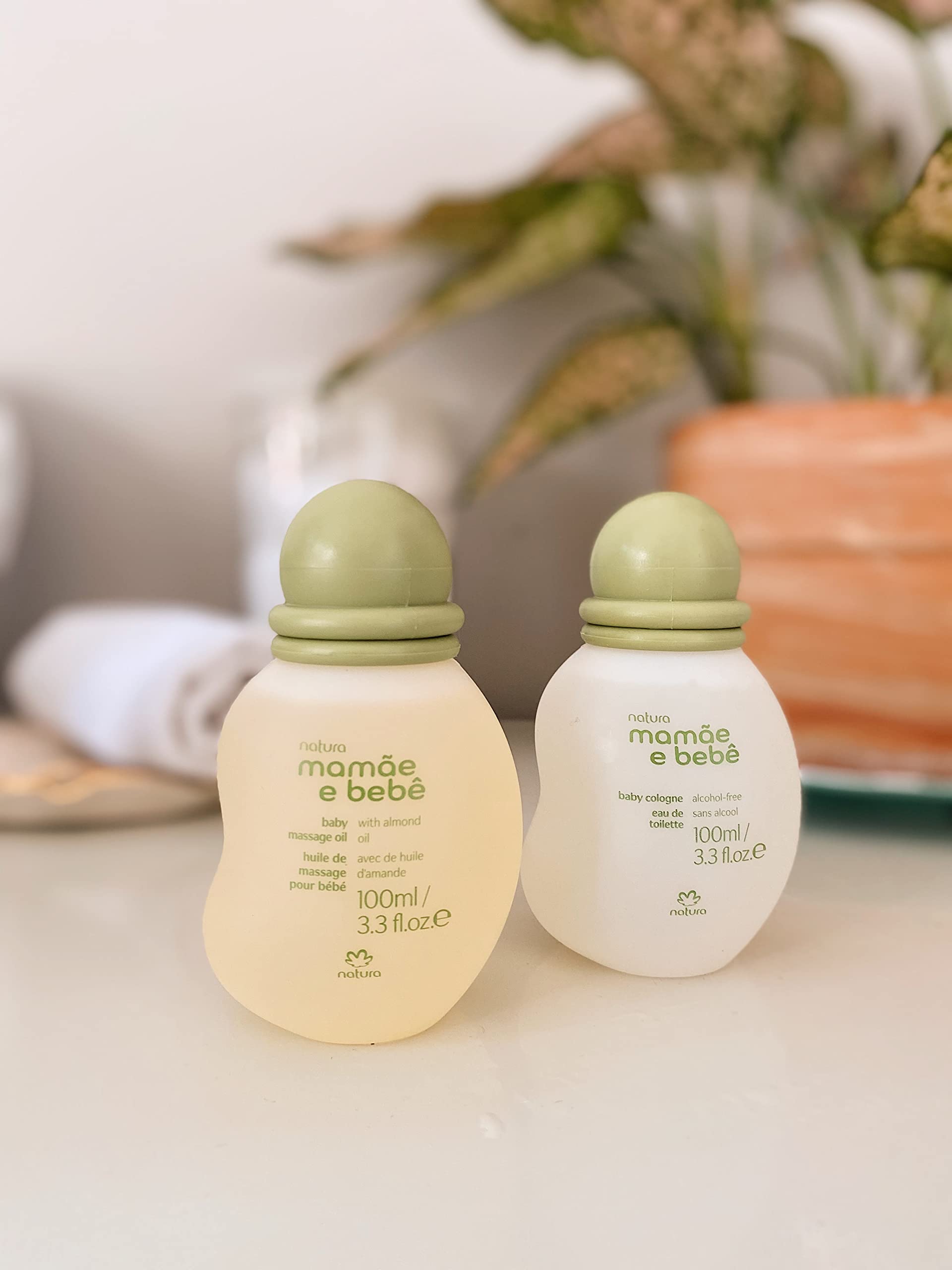 Natura Mamãe e Bebê suitable for all skin types during baby massages.