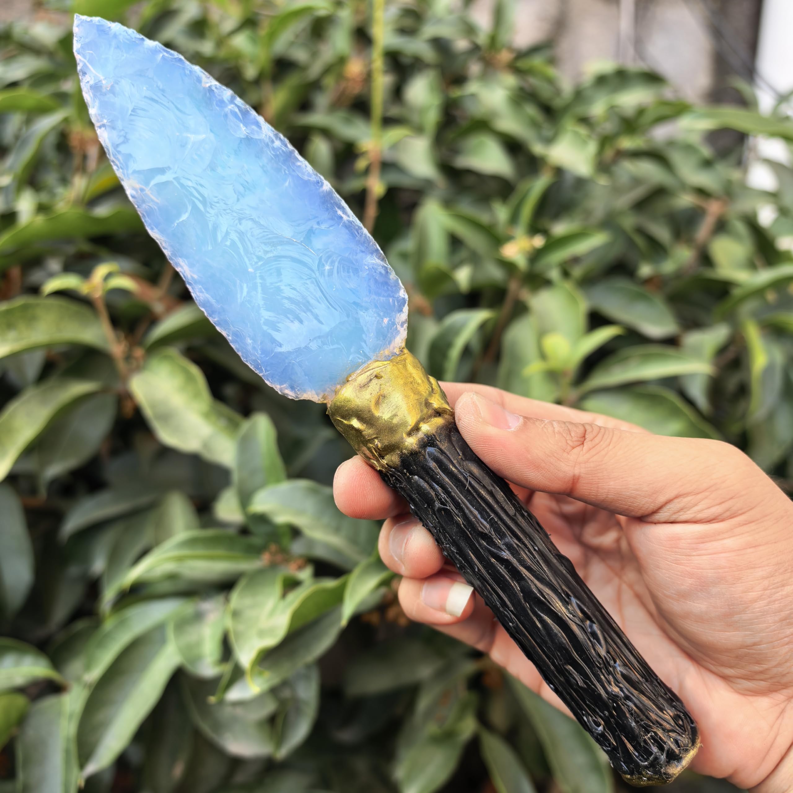 NsmjodStone arrowhead design aids focus and directional symbolism in decor.