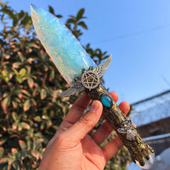 NsmjodStone crystal knife arrow head highlights natural energy and design.
