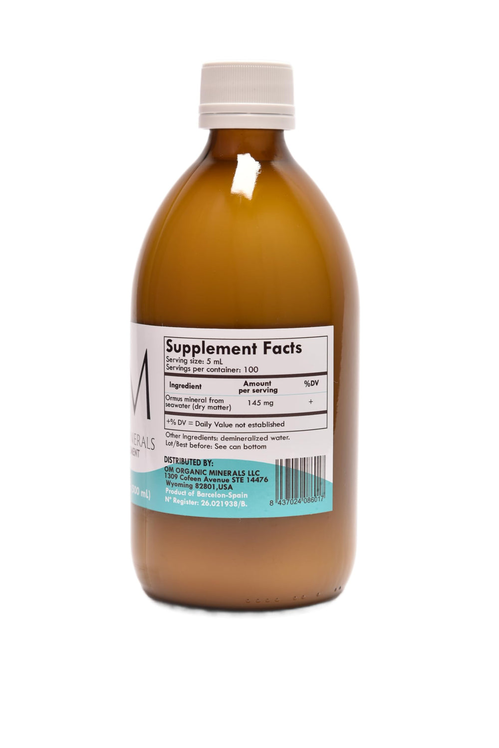 OM Organic Minerals bottle pour showing easy measurement for drinks.