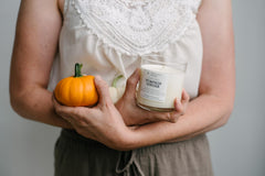 Peripeti Home pumpkin-ginger candle clear jar with cork lid offers neat modern look.