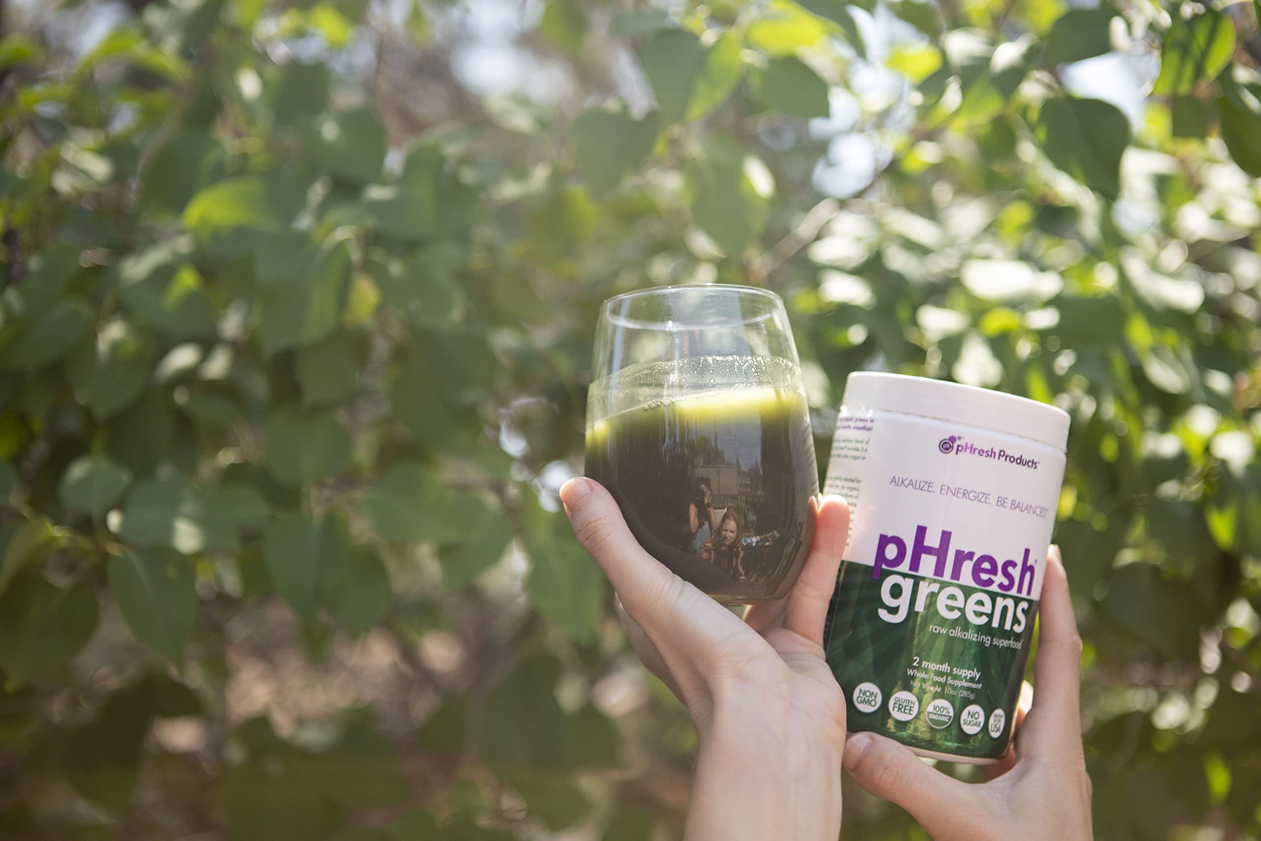Phresh Greens dispensing spoon illustrates smooth, quick mix in water.