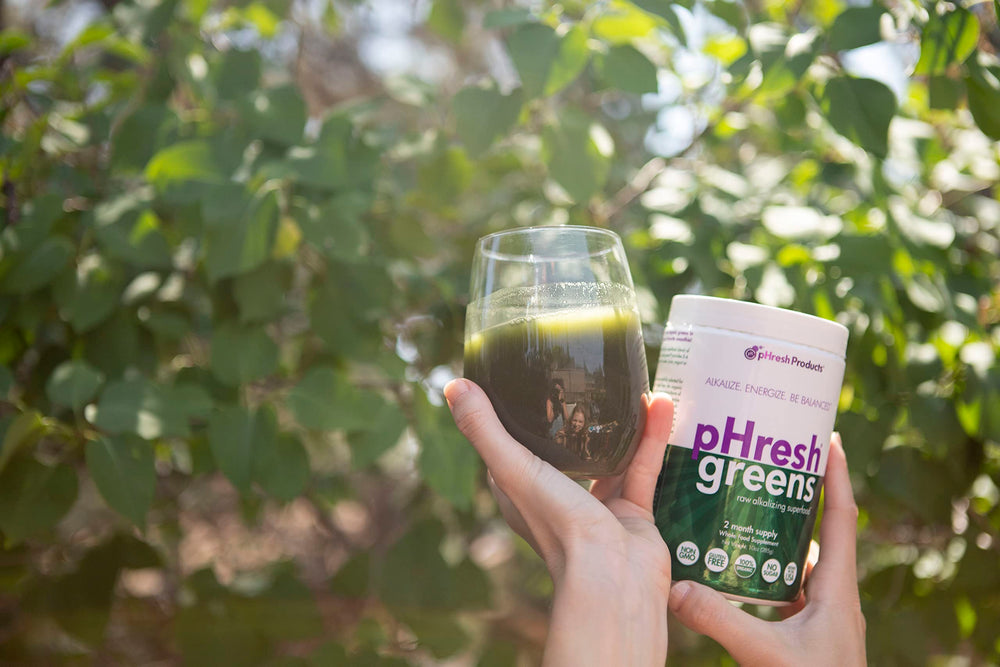 Phresh Greens dispensing spoon illustrates smooth, quick mix in water.