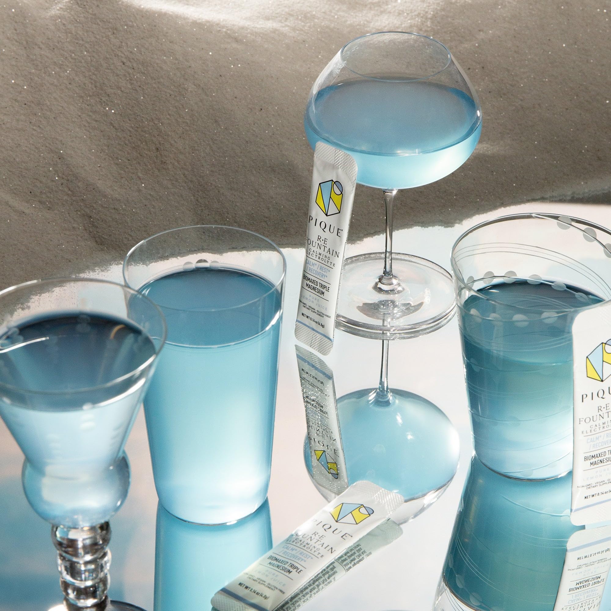 PIQUE RE Fountain dissolving smoothly in a glass of water for quick hydration.