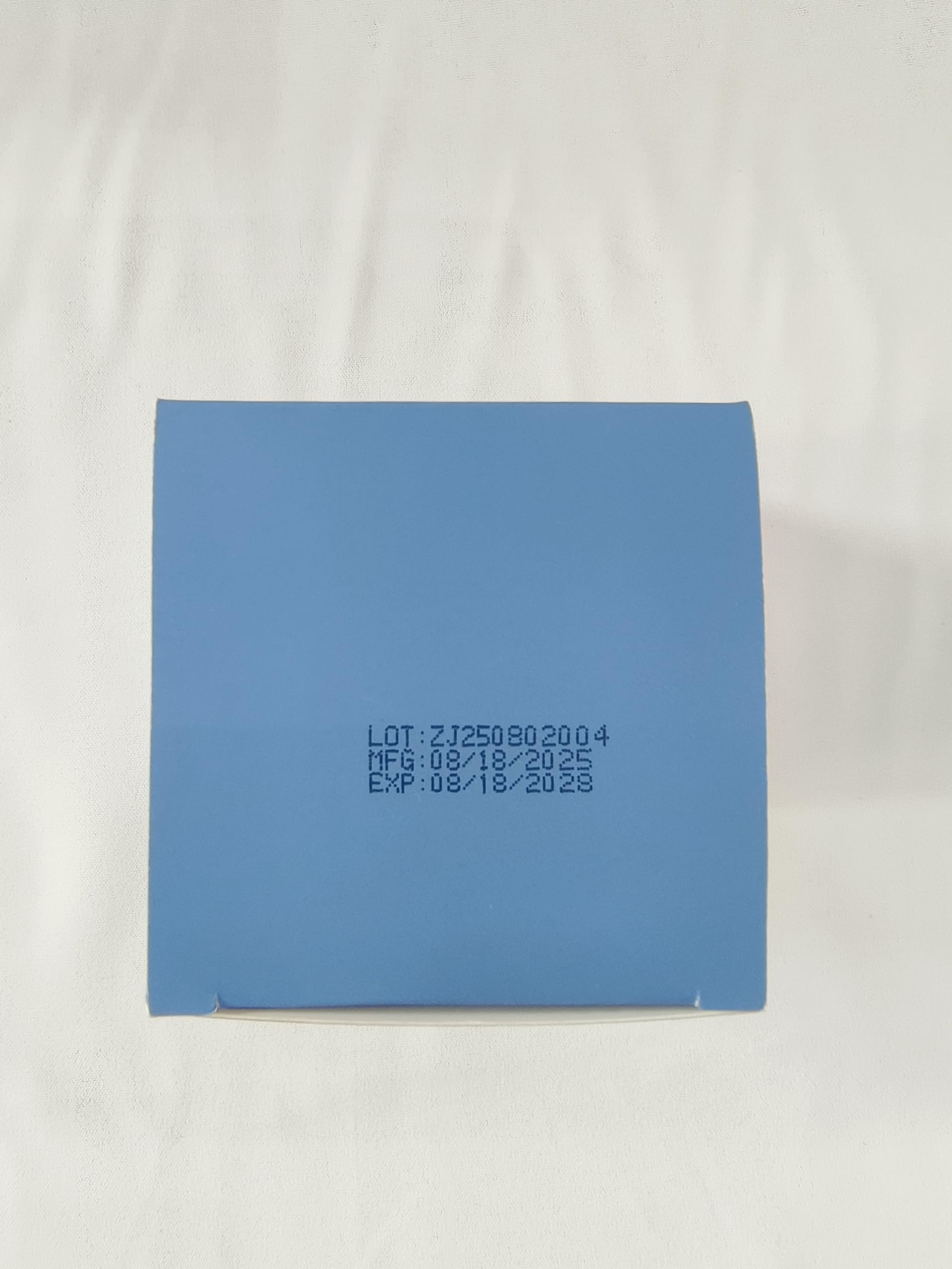 Hands apply Nervara Comfort Cream, demonstrating smooth, even skin coverage.