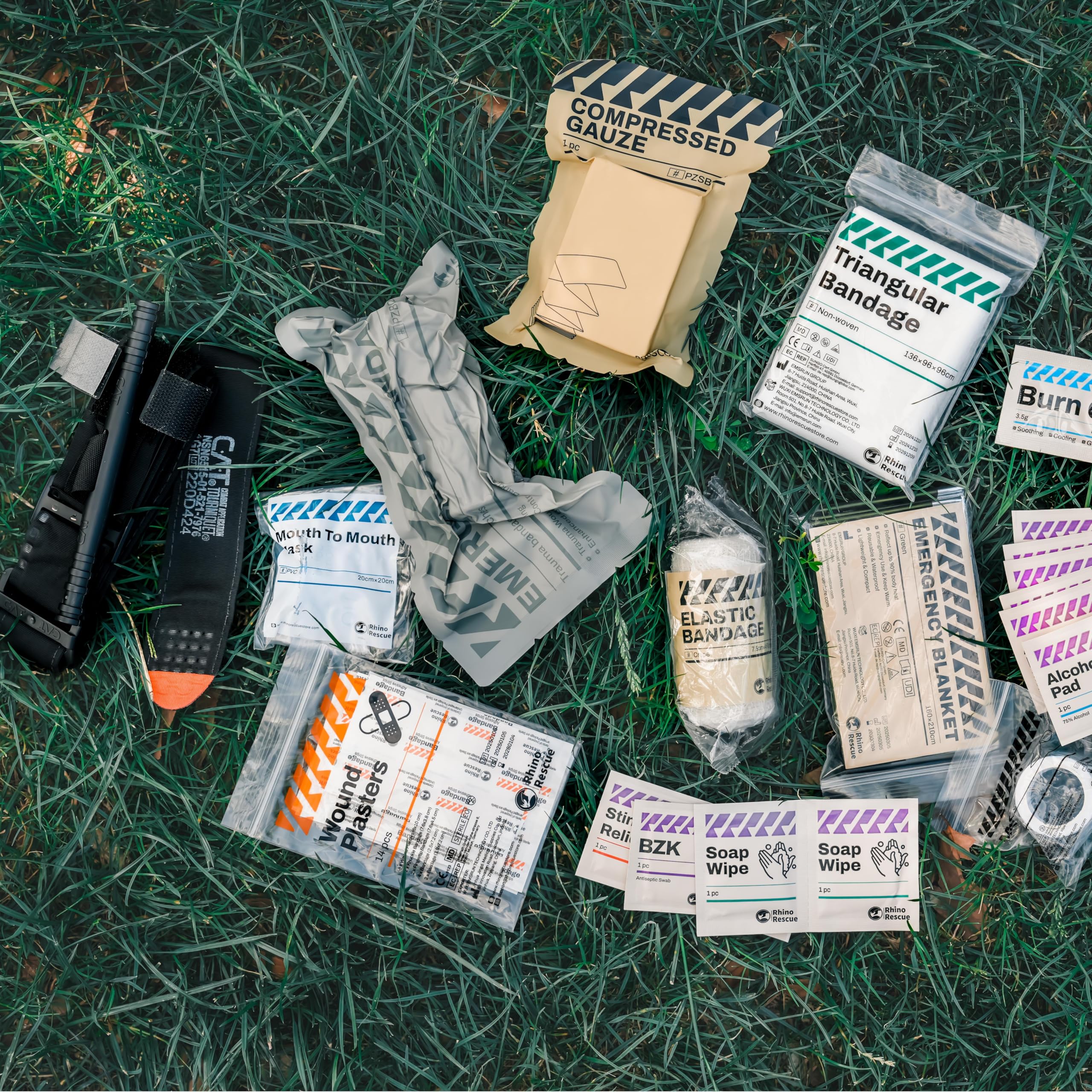 RHINO RESCUE IFAK triangle bandage for immobilization