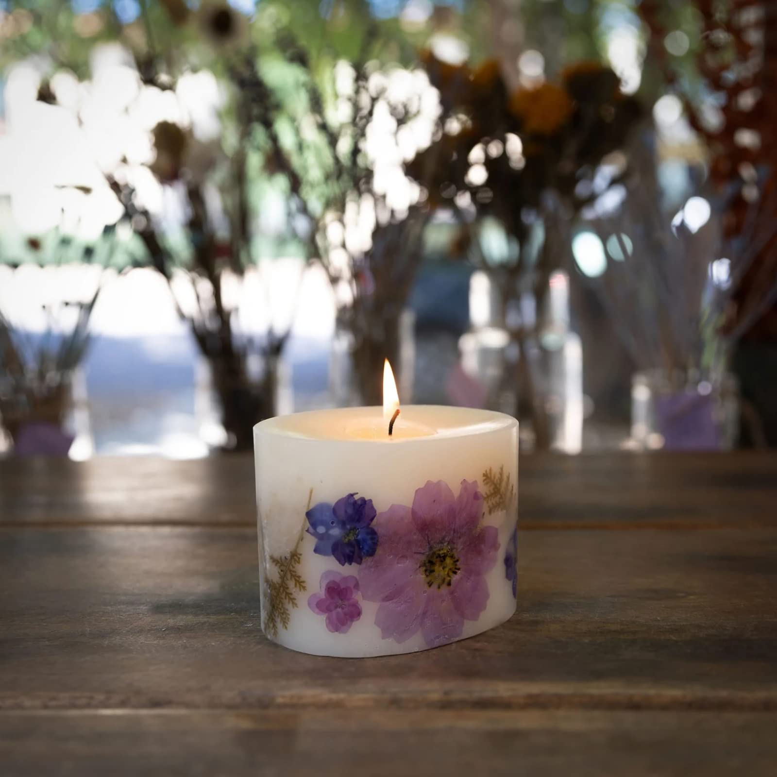 Lavender botanical label evokes home fragrance and refined decor