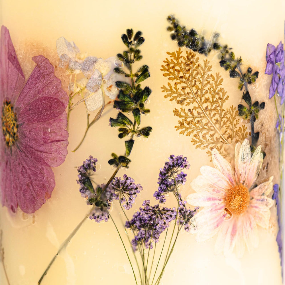 Roman Lavender Candle reveals amber and bergamot notes for cozy evenings