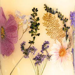 Roman Lavender Candle reveals amber and bergamot notes for cozy evenings