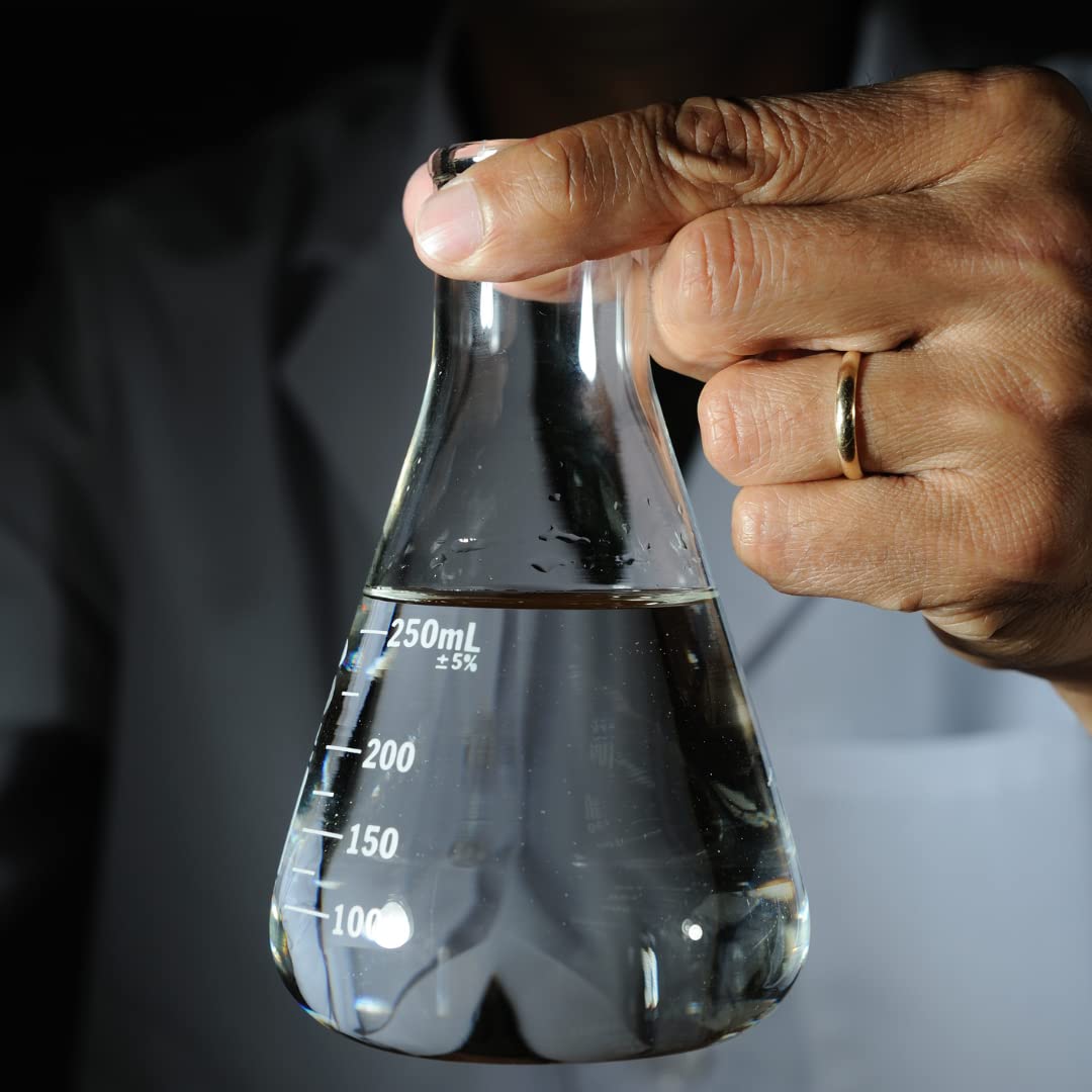 SAAQIN Optiphen pour spout demonstrates easy incorporation into formulations.