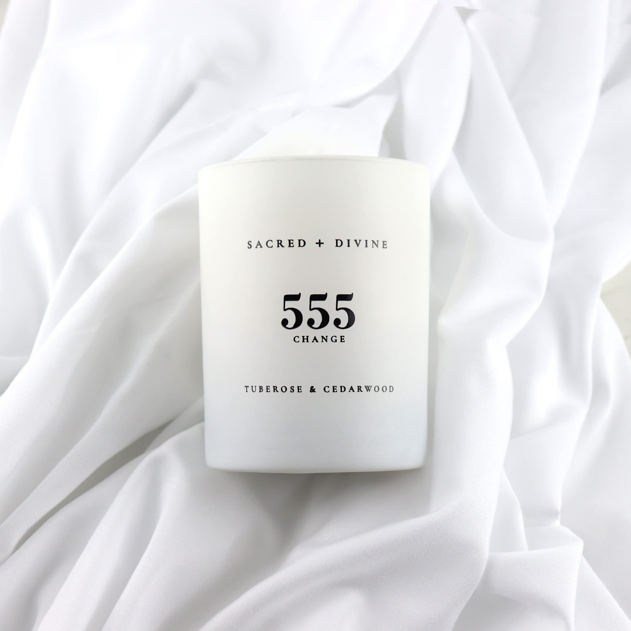 Fragrance notes of tuberose and cedarwood for relaxation and focus.