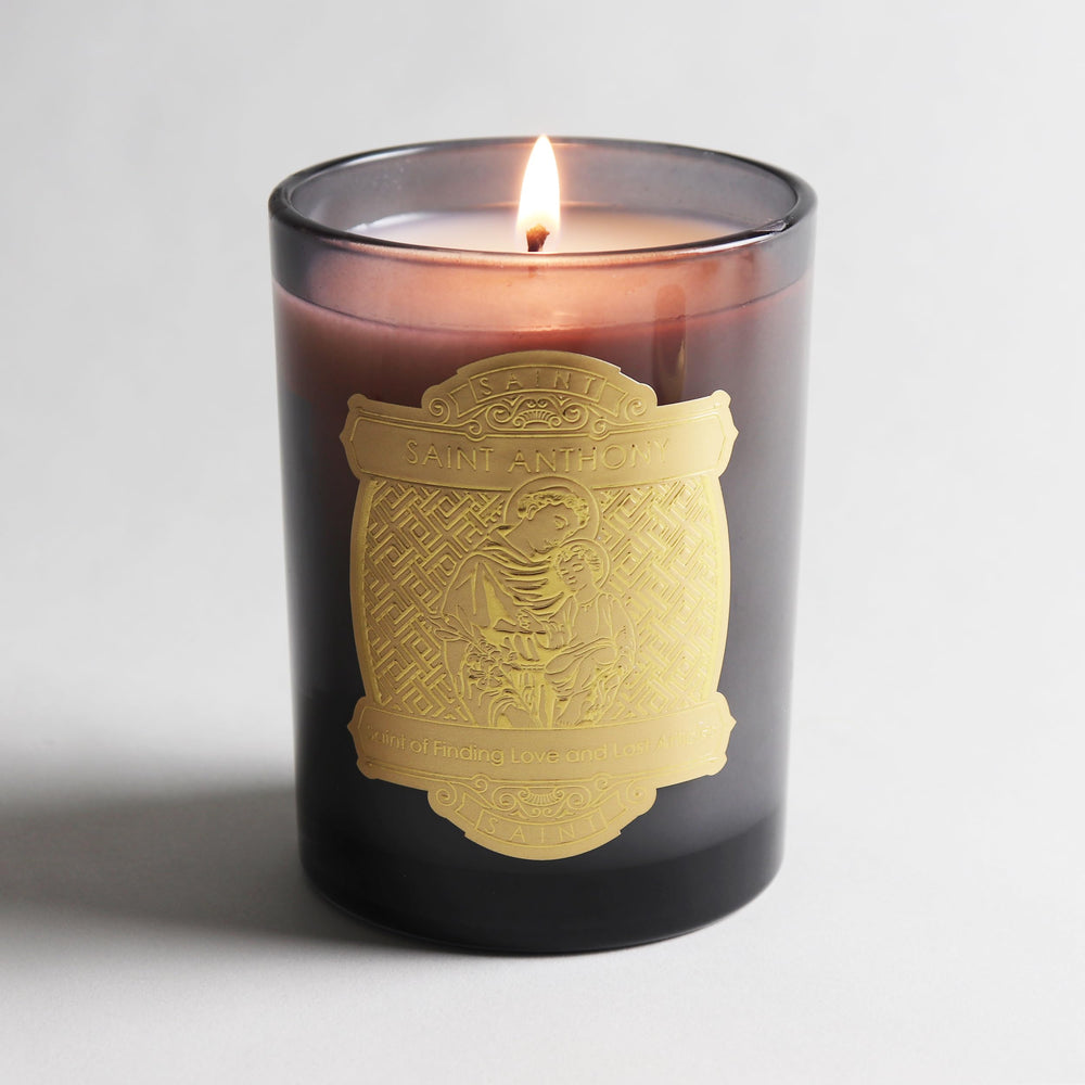 Saint Anthony padua candle featuring bergamot and oud aroma for calming ambiance.