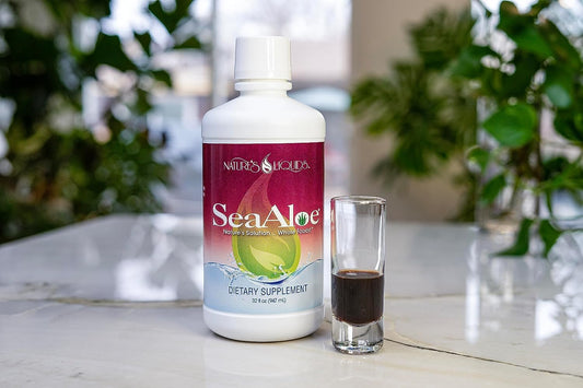 SeaAloe Oceanic Elixir pour in glass highlights natural marine botanicals for immune-friendly hydration.