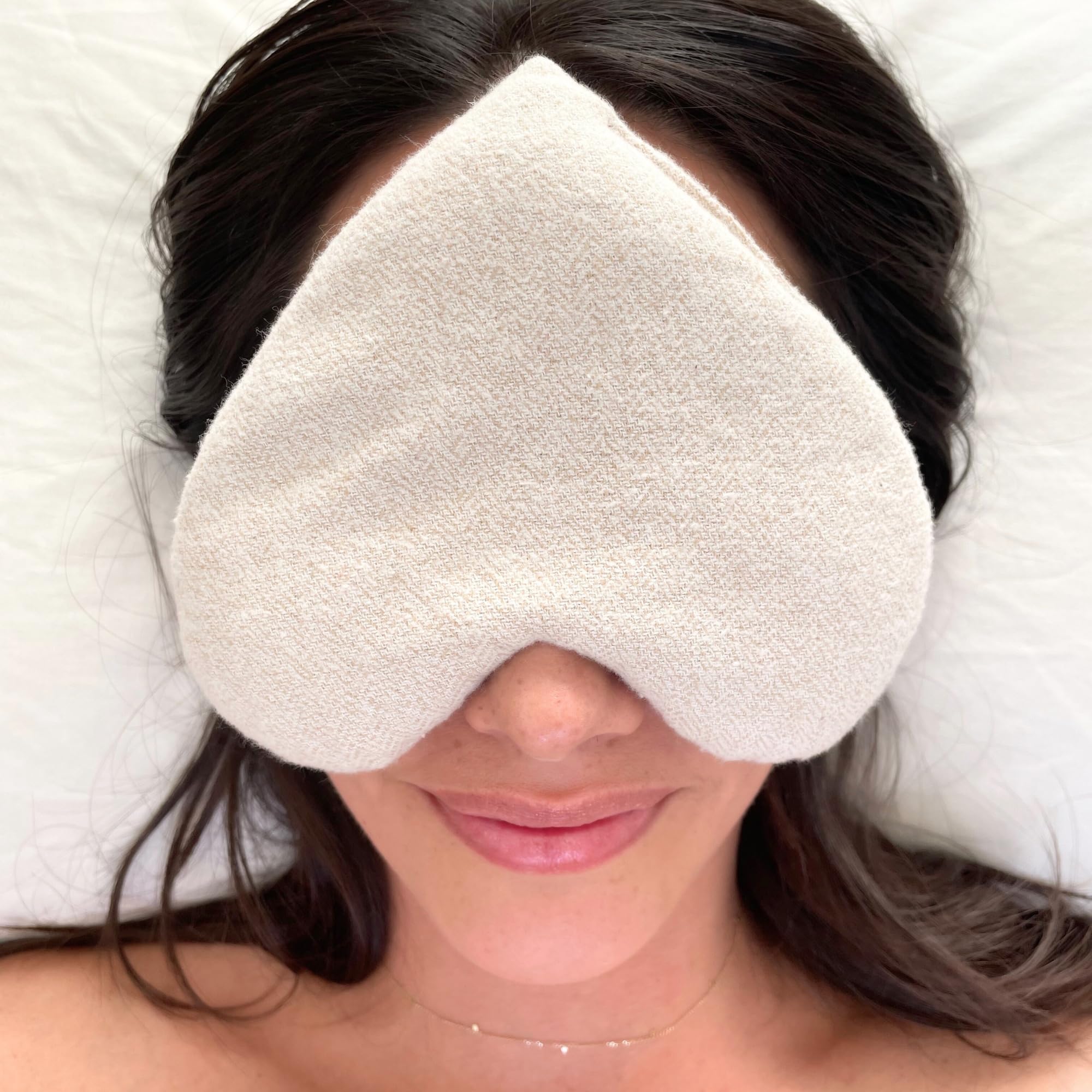 Stillnus weighted heart eye pillow in cooling mode for refreshing breaks.