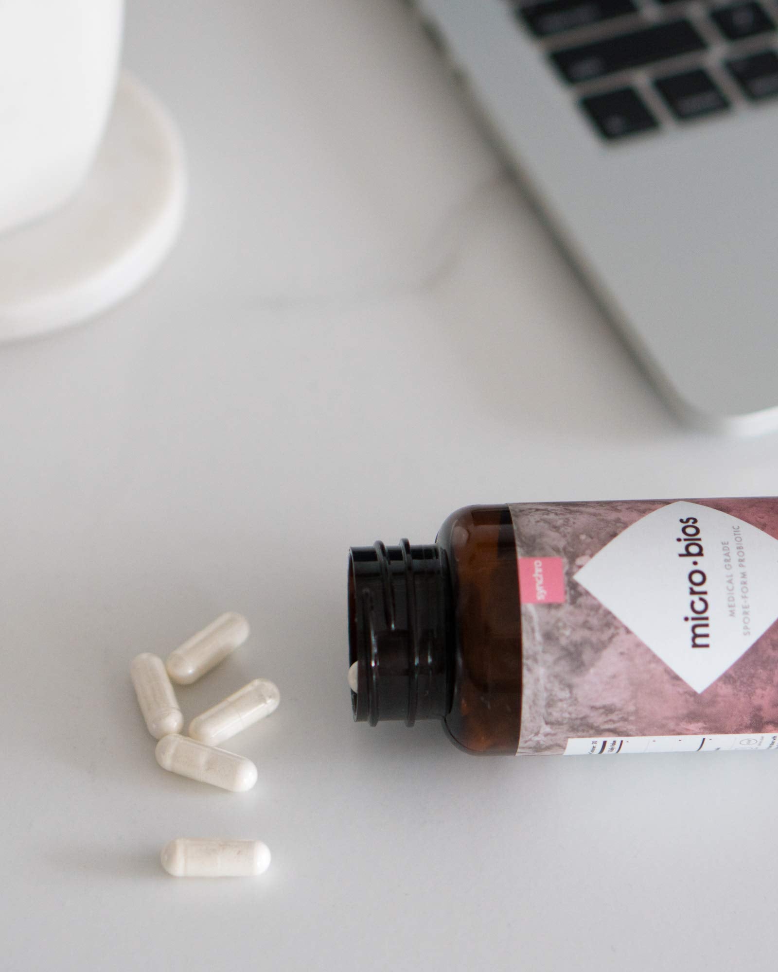 Synchro MicroBios shelf scene with 60 capsules for daily digestive support.
