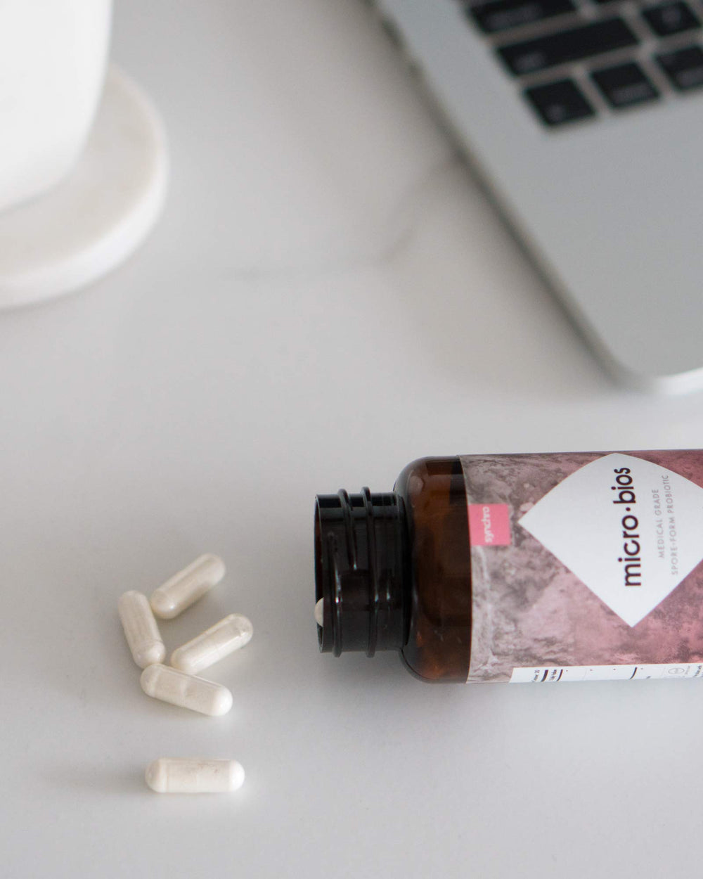 Synchro MicroBios shelf scene with 60 capsules for daily digestive support.