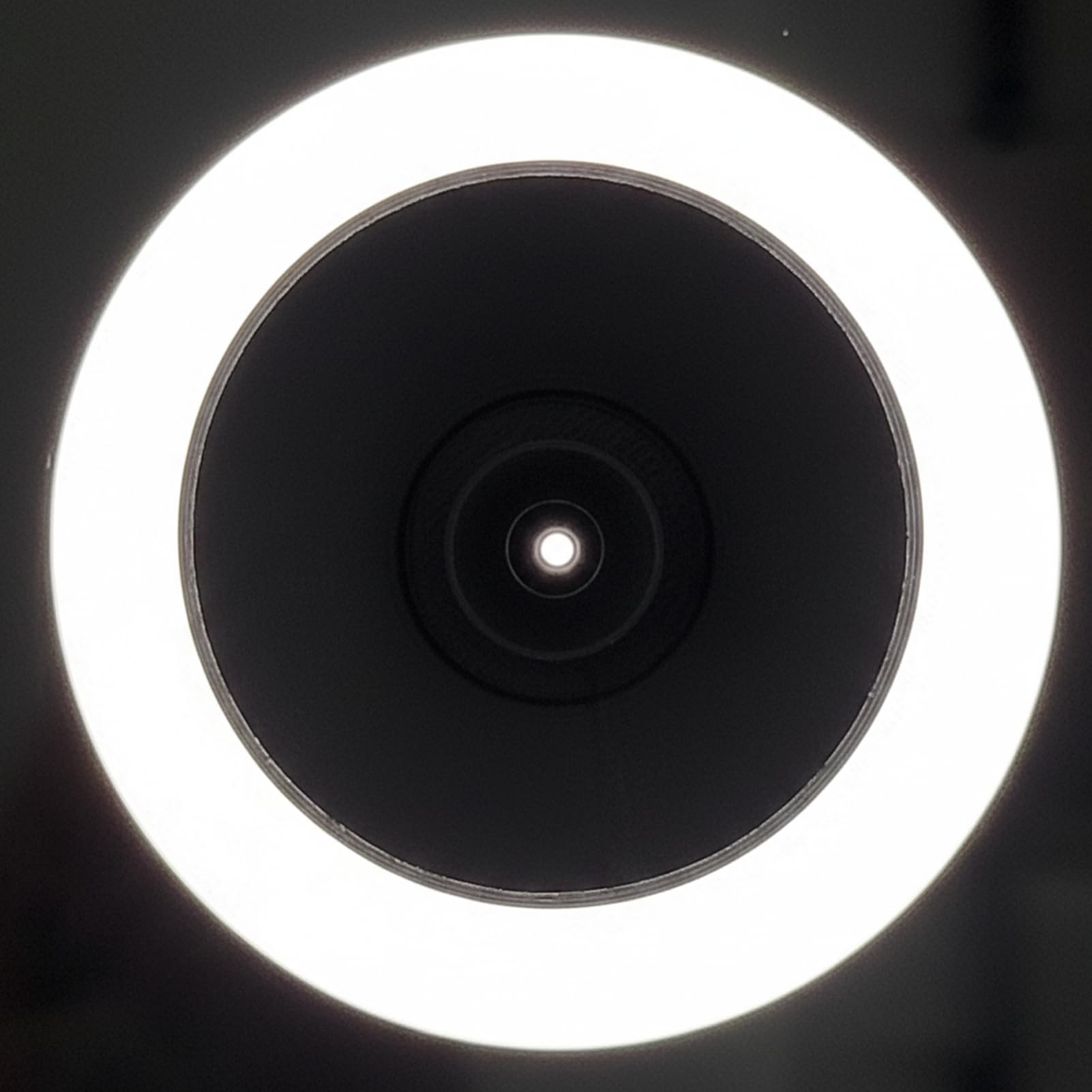 Twizz light-guided base illuminates insertion area for scleral lenses