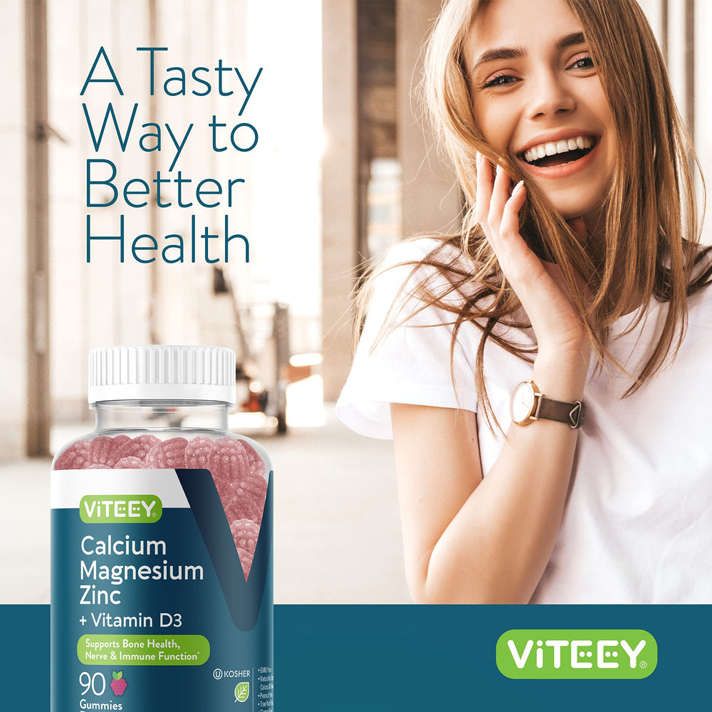 Viteey gummies beside a glass of water for daily use.