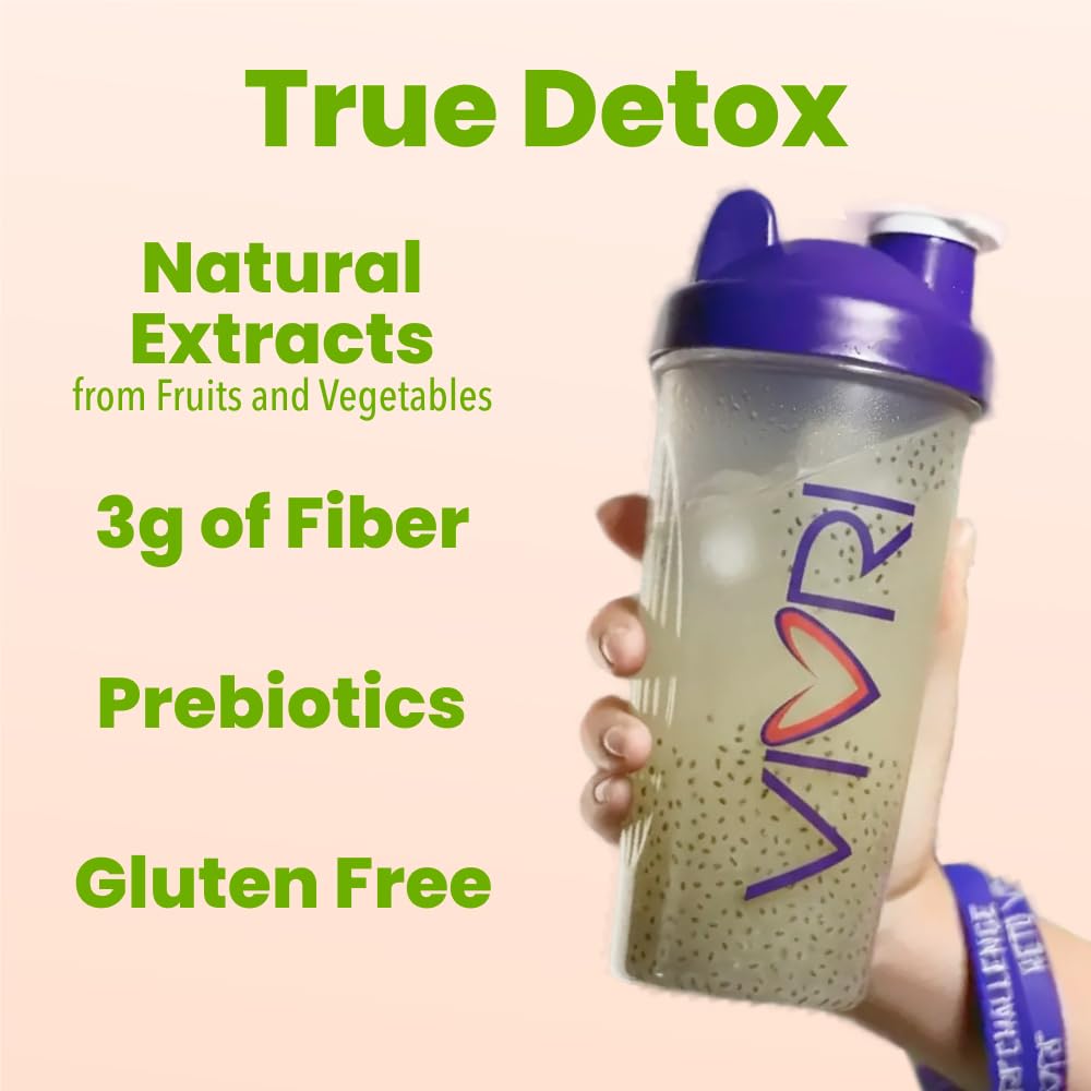 Pouring VIVRI CleanseMe for a refreshing detox drink